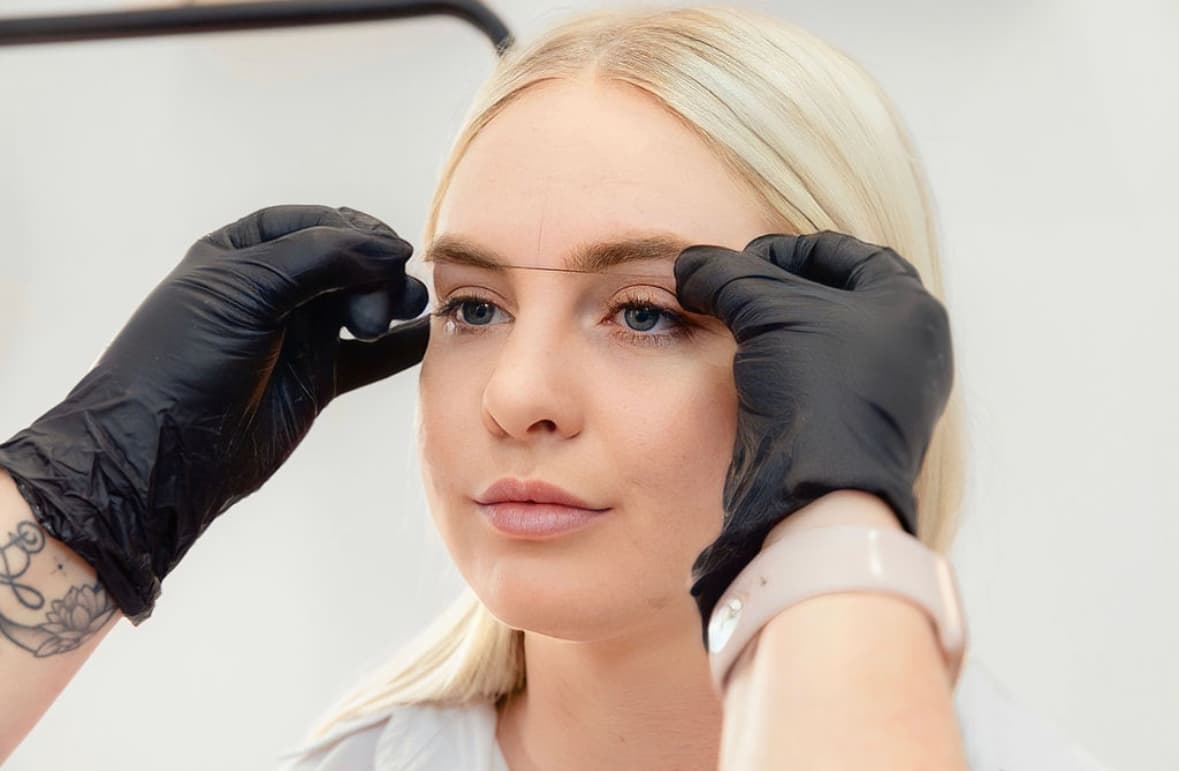 Brow mapping with thread to measure and outline the eyebrow shape
